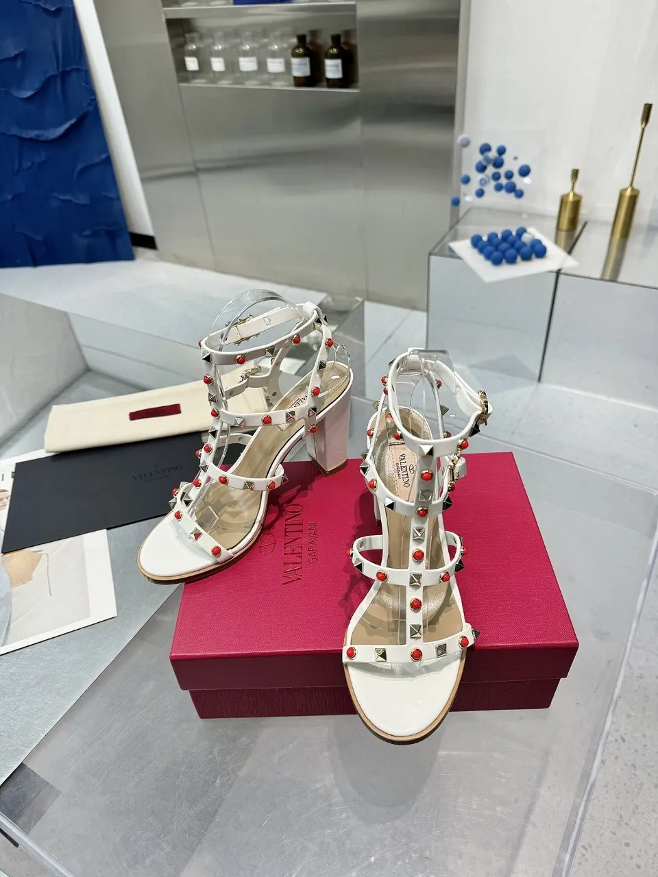 👟👟Ex-factory price 520👟👟 Valentino classic sandals with rivets ✔️Fashionable thick heel 9.5cm ✔️Mixed-breed sheepskin upper ✔️Mixed-breed sheepskin lining and foot pads ✔️Italian yellow cowhide outsole texture is clear and consistent with the counter ✔️Code number 35-40 (34, 41, 42 can be customized and not returned)